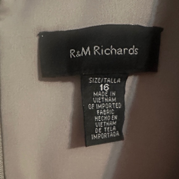 Elegant gold and silver Sleeveless Gown - Picture 4 of 4